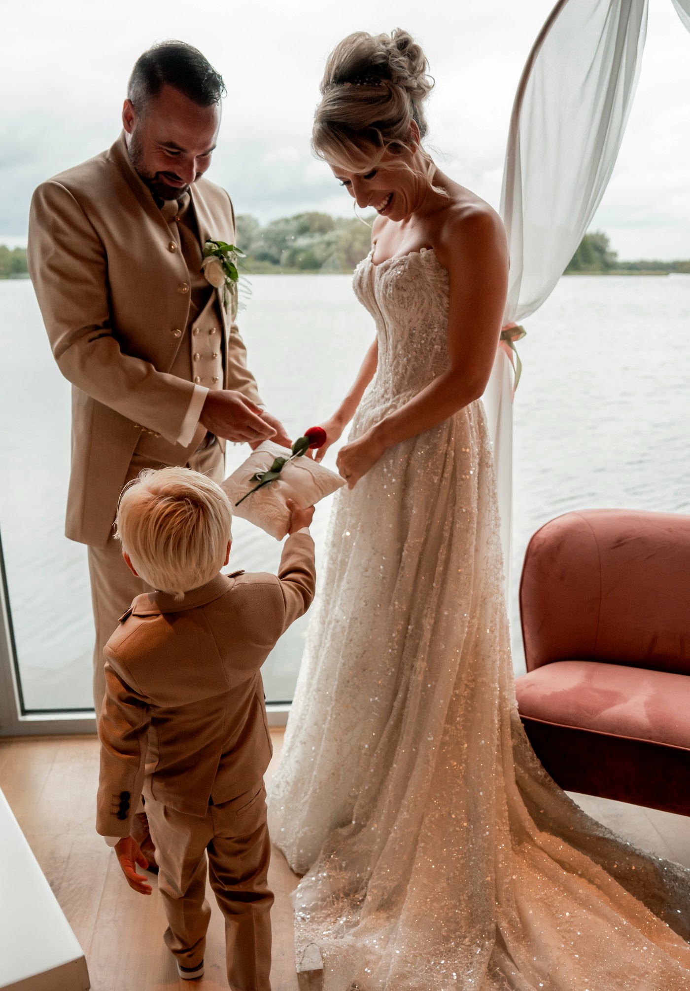 Bruidspaar tijdens de ceremonie bij Paviljoen De Breek, met uitzicht over het water