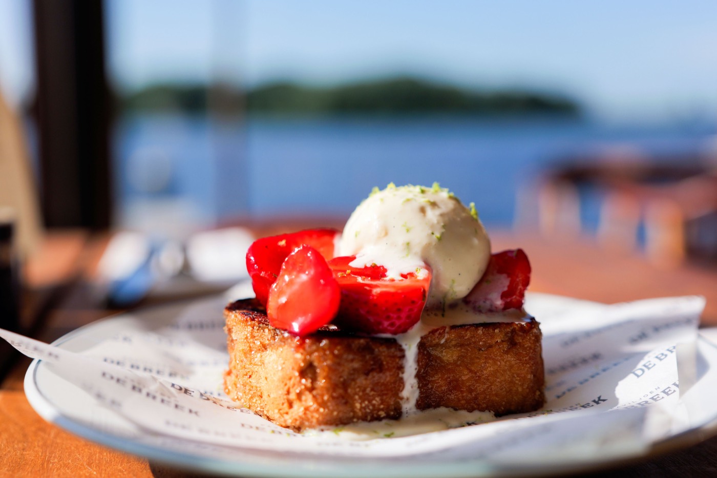 Gedekte tafels voor een besloten diner bij De Breek