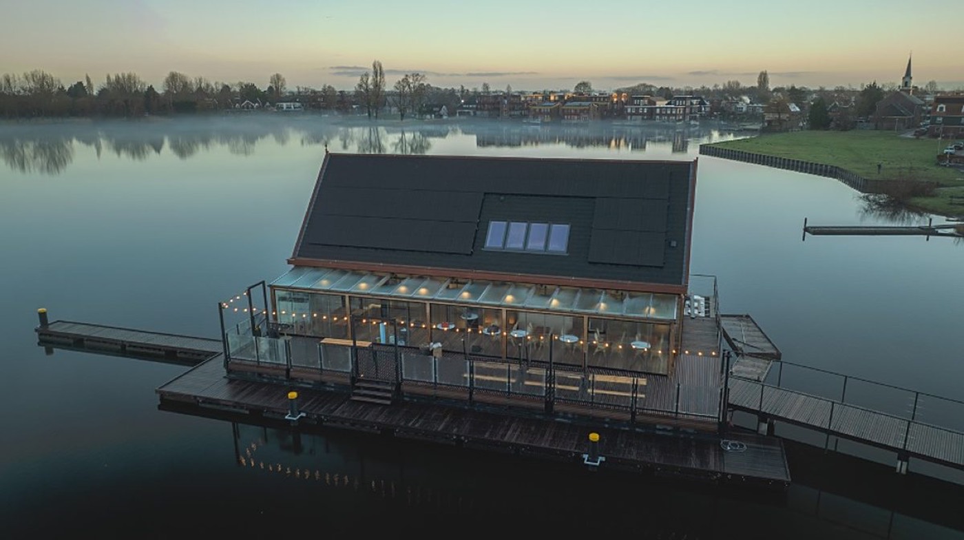 Het Twiske in de vroege ochtendmist, vlakbij Paviljoen De Breek