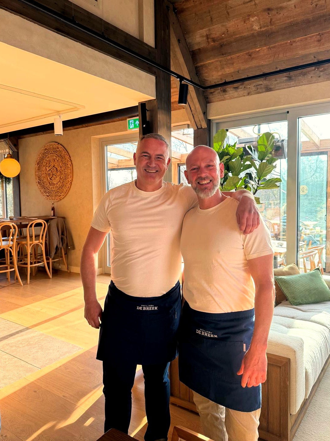 Warner Goede en Wouter Tavecchio, eigenaren van Paviljoen De Breek, in het paviljoen